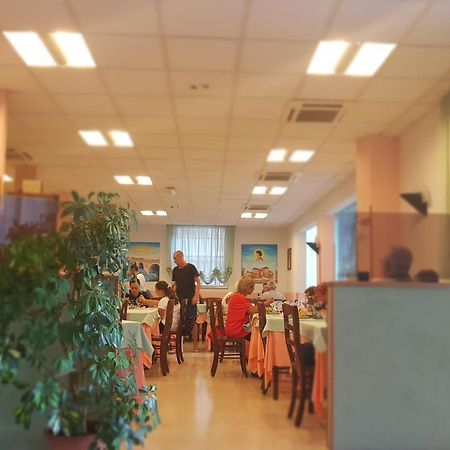 Hotel Romantica Римини Экстерьер фото