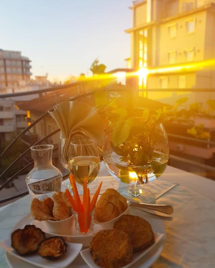 Hotel Romantica Римини Экстерьер фото