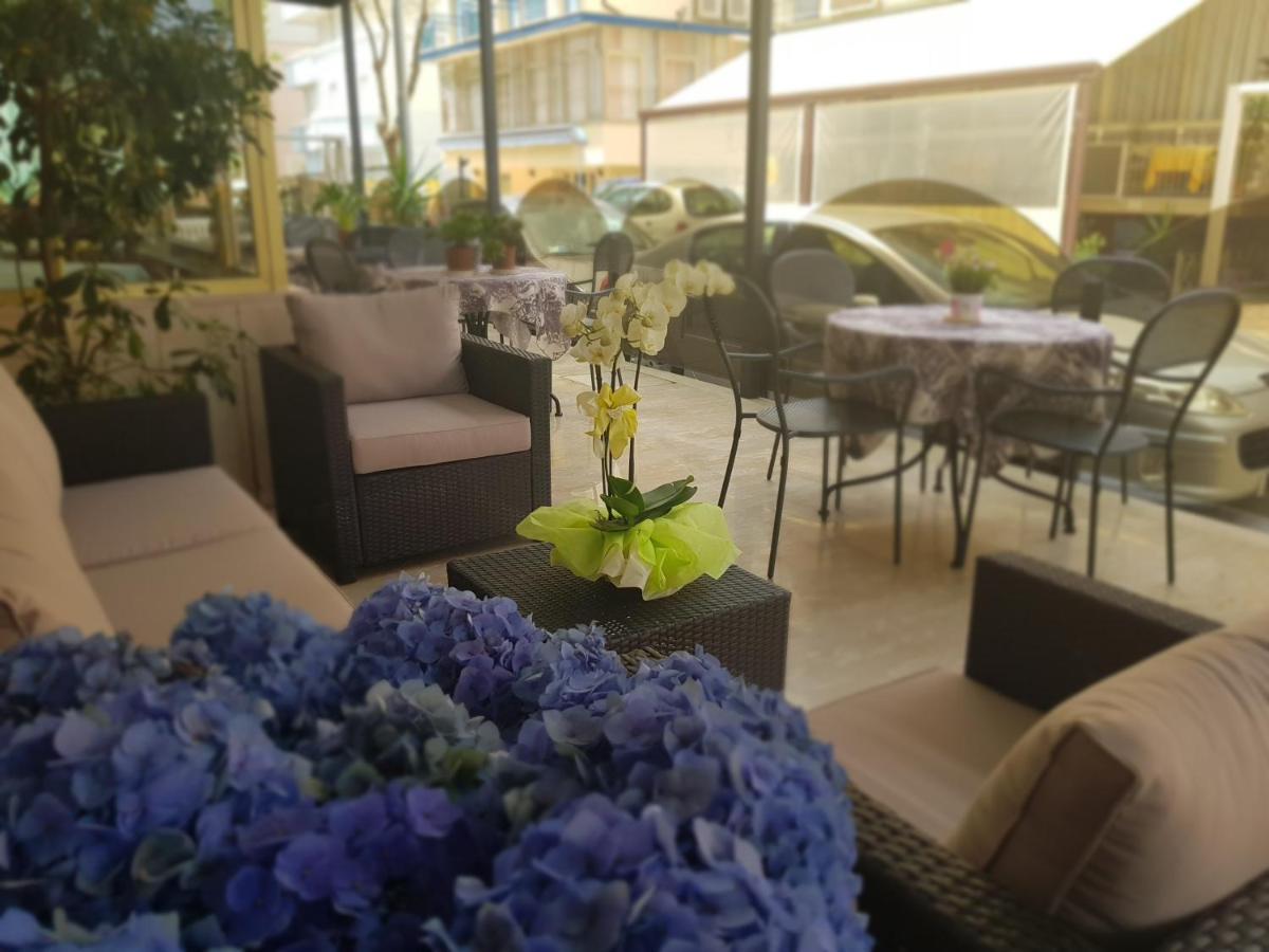 Hotel Romantica Римини Экстерьер фото