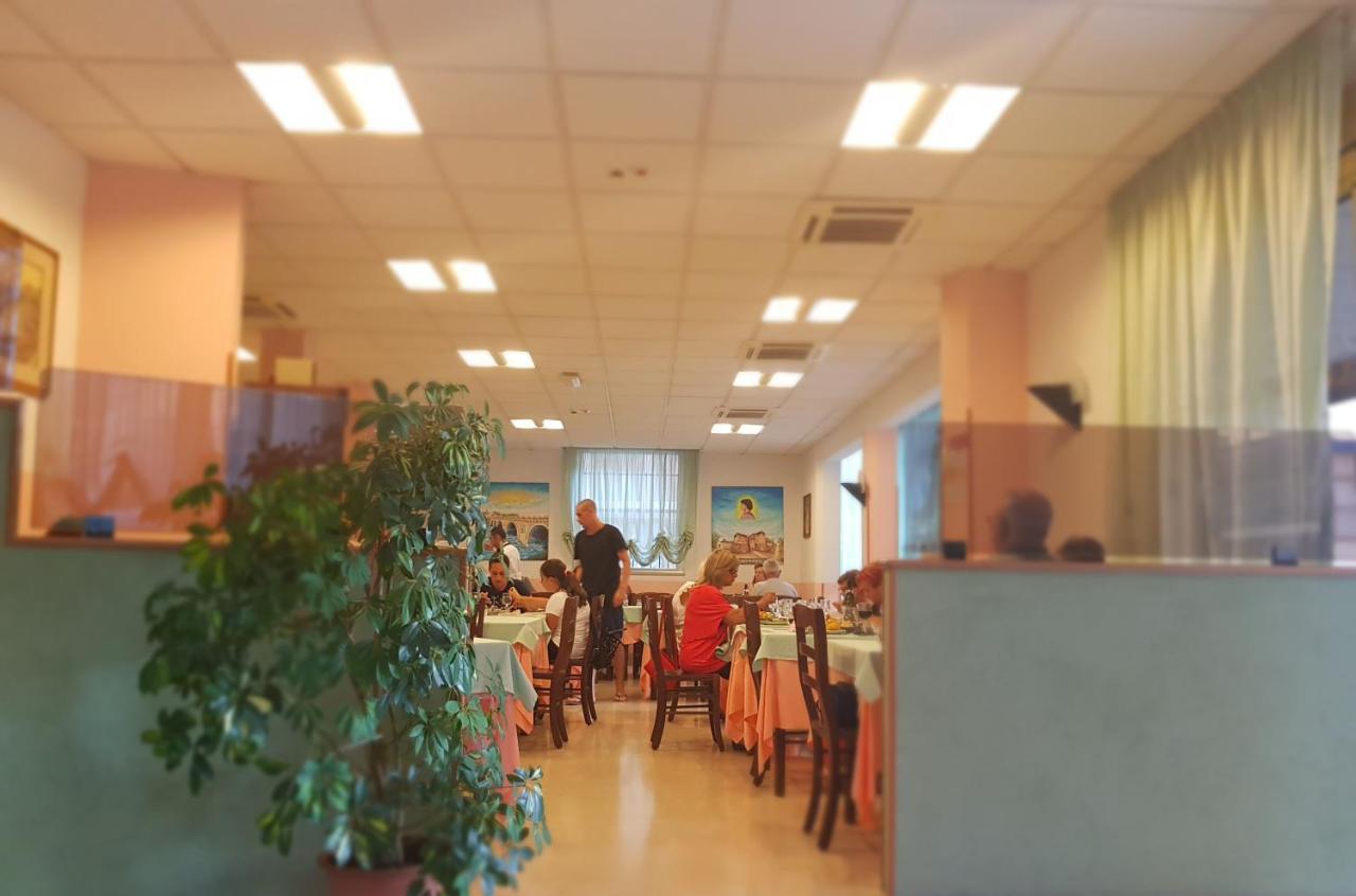 Hotel Romantica Римини Экстерьер фото