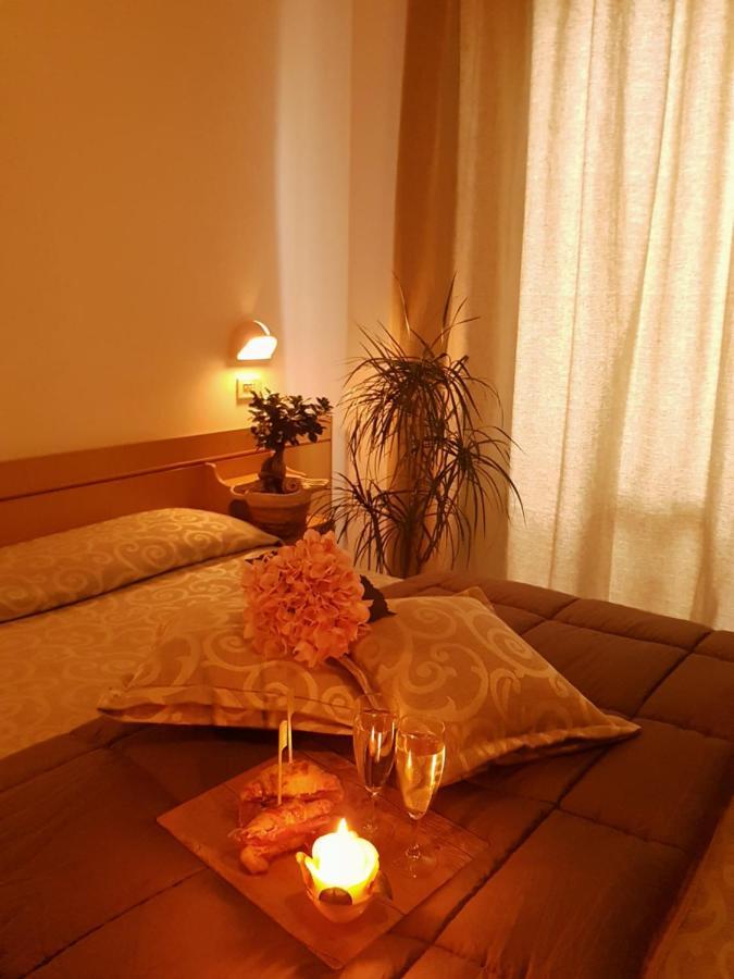 Hotel Romantica Римини Экстерьер фото