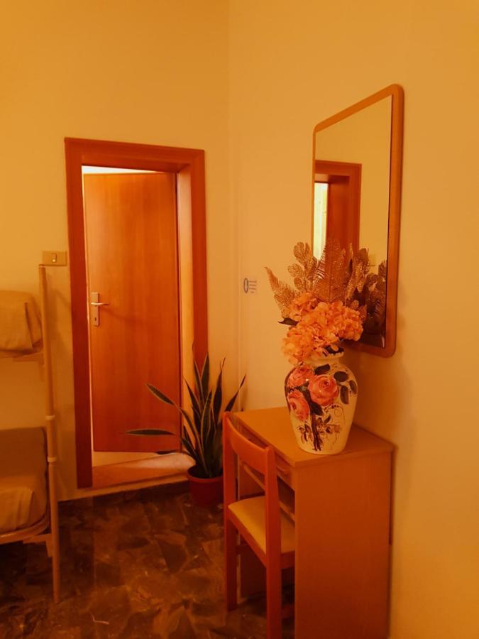 Hotel Romantica Римини Экстерьер фото