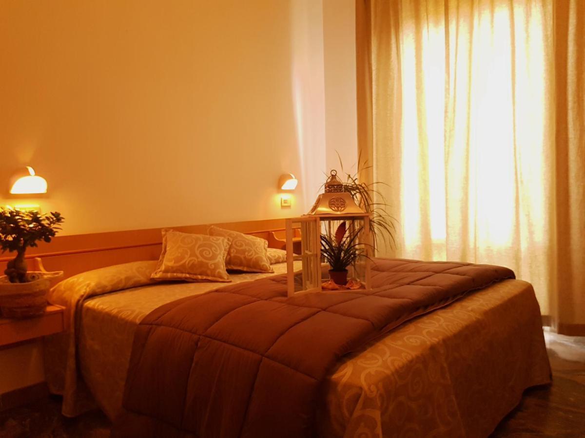 Hotel Romantica Римини Экстерьер фото