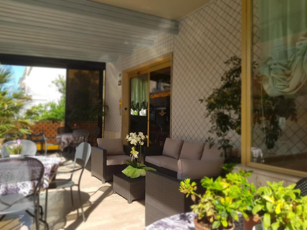 Hotel Romantica Римини Экстерьер фото