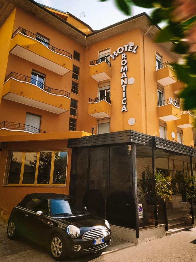 Hotel Romantica Римини Экстерьер фото