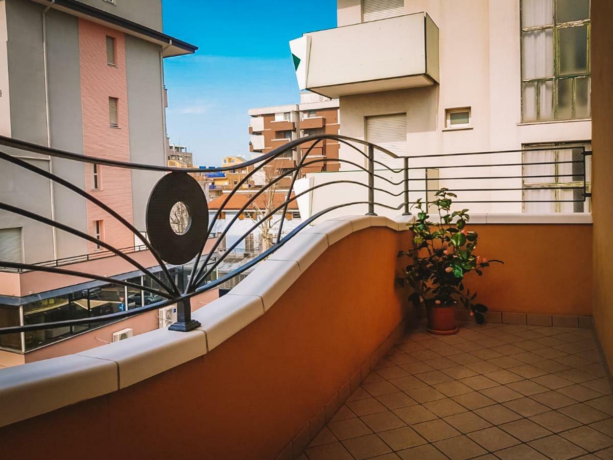Hotel Romantica Римини Экстерьер фото