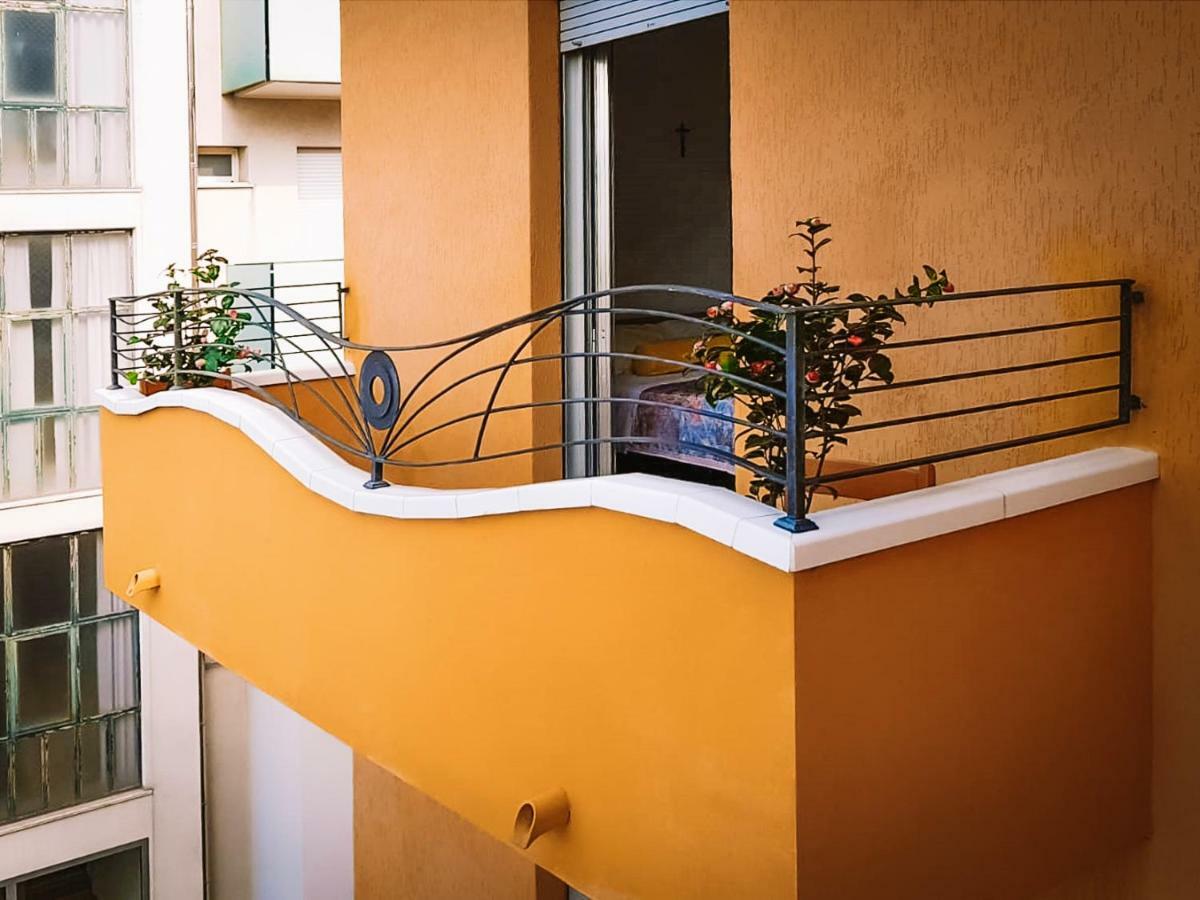 Hotel Romantica Римини Экстерьер фото