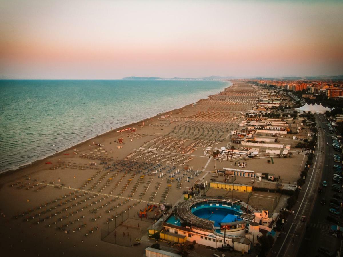 Hotel Romantica Римини Экстерьер фото