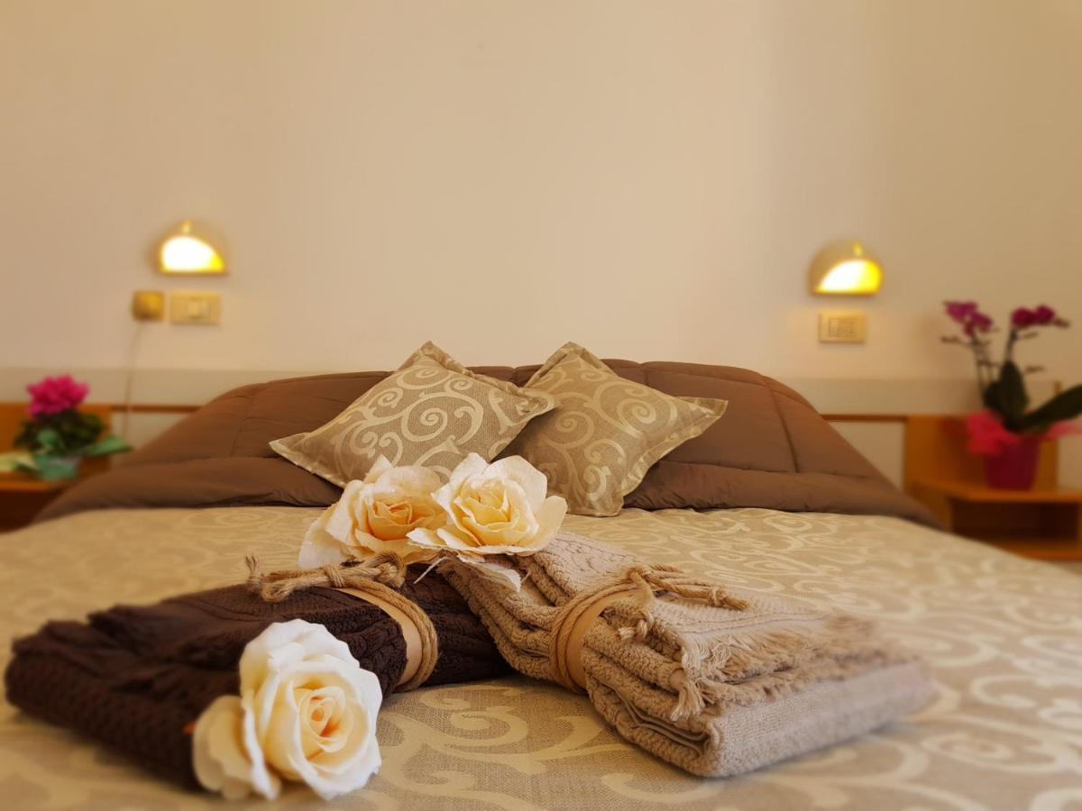 Hotel Romantica Римини Экстерьер фото