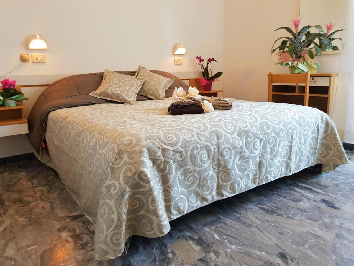 Hotel Romantica Римини Экстерьер фото