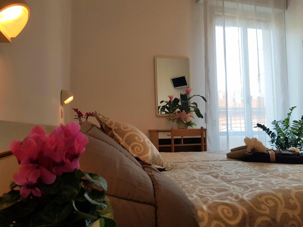 Hotel Romantica Римини Экстерьер фото