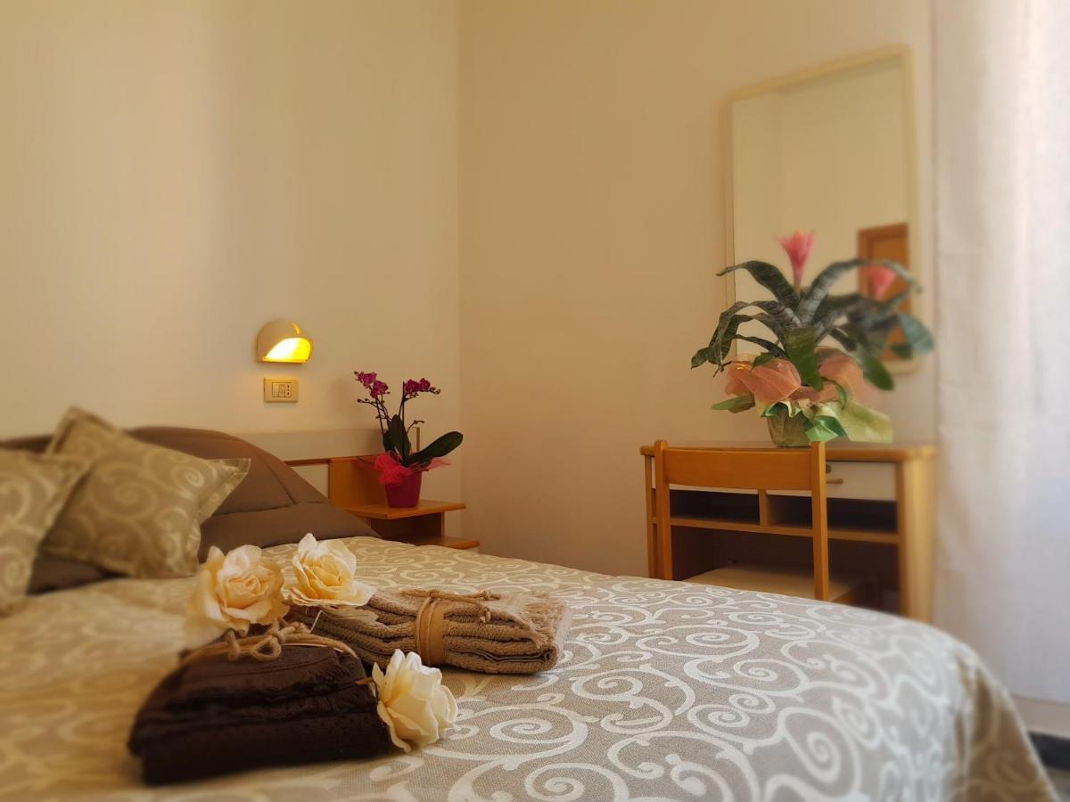 Hotel Romantica Римини Экстерьер фото