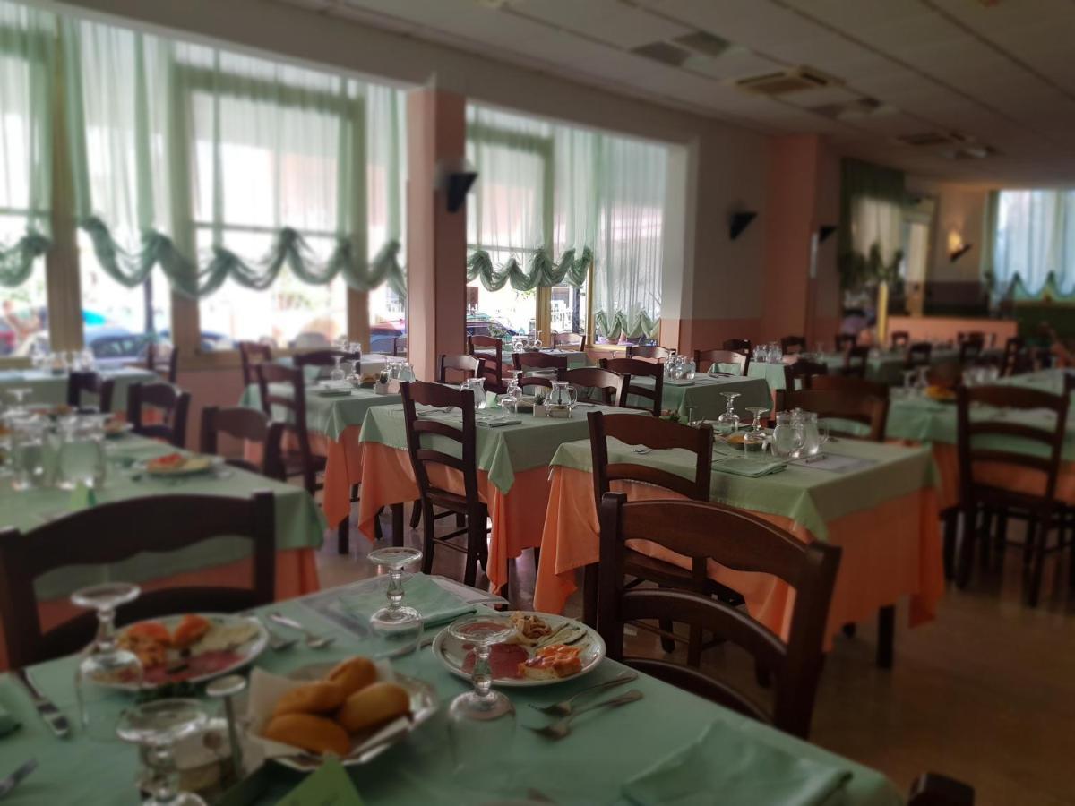 Hotel Romantica Римини Экстерьер фото
