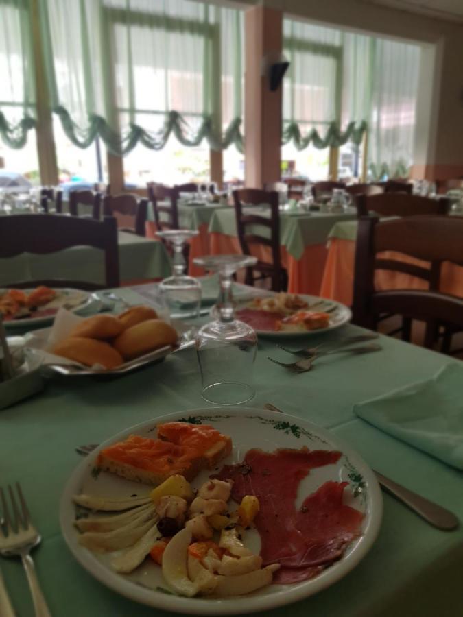 Hotel Romantica Римини Экстерьер фото